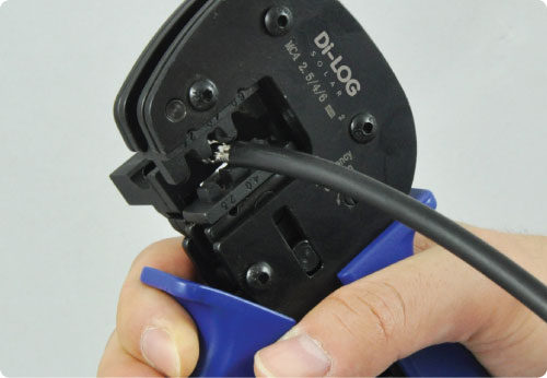 The Di-log Solar Crimping Tool is a high-precision ratchet mechanism for complete crimps.